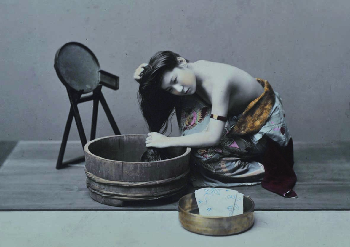 Mostra Ineffabile perfezione la fotografia del giappone 2012 01 Kusakabe Kimbei, Donna che si lava i capelli, 1880 ca. 1