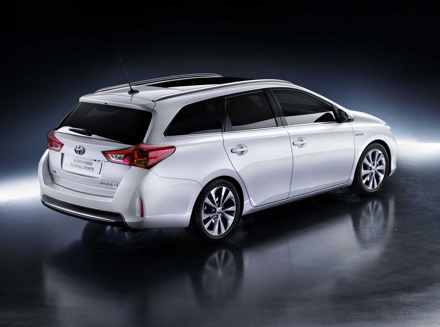 Какие тойоты универсал. Toyota Auris Station Wagon. Тойота аурис 2021 универсал. Toyota Auris Touring. Toyota Auris 13 универсал.