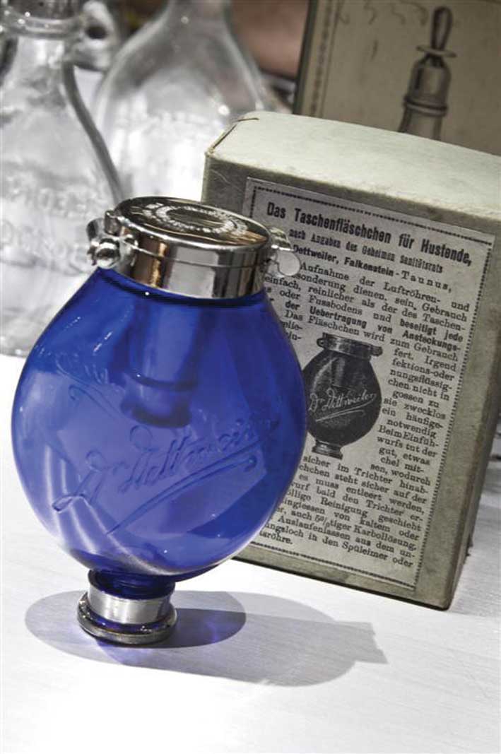 sputacchiera tascabile blauer heinrich  fine xix sec.- museo della farmacia bressanone 1