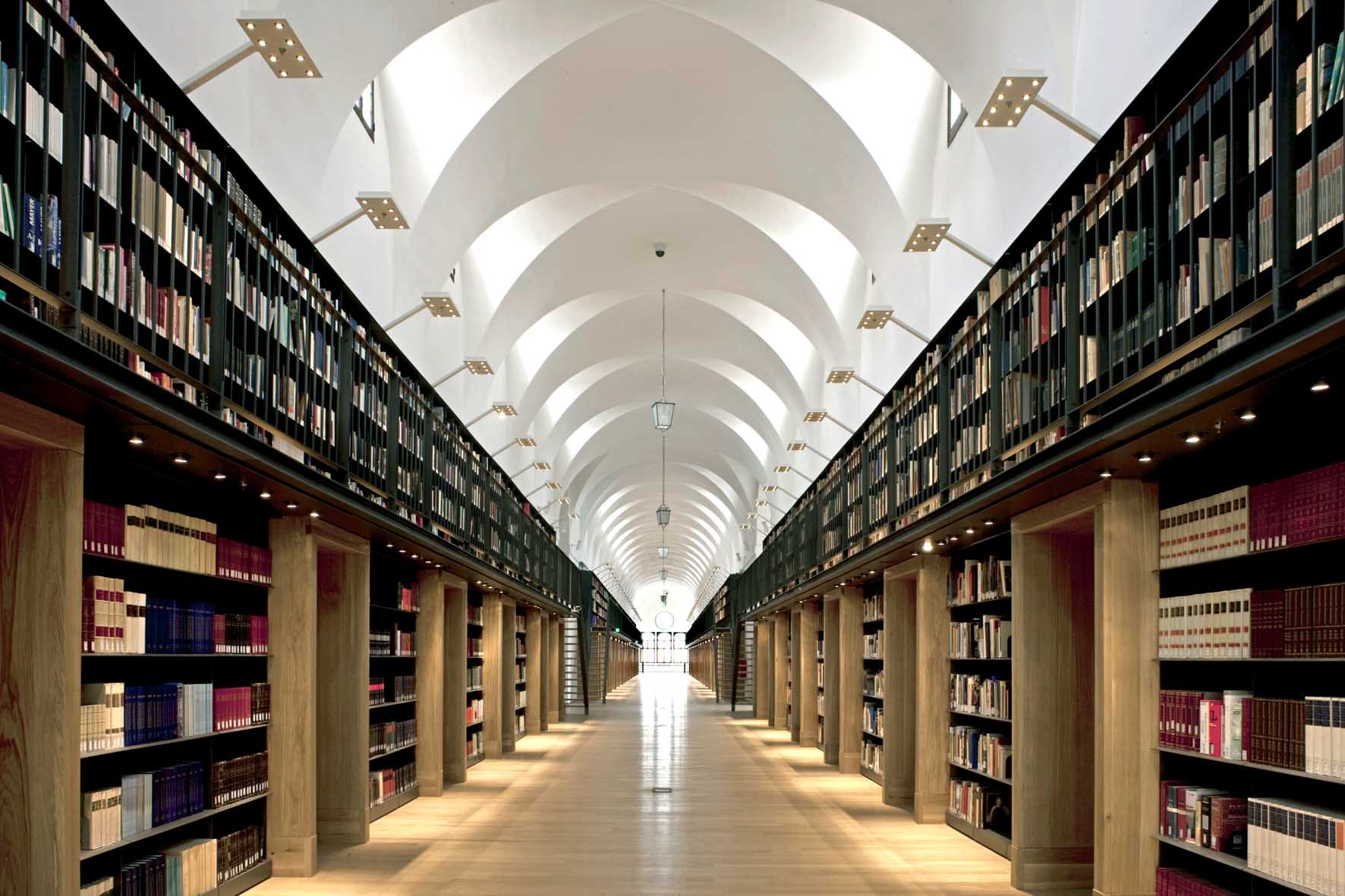 Библиотека знание людям. Библиотеки фонда Джорджио чини в Венеции. Библиотека Джорджио чини. Потолок в библиотеке. Библиотека архитектура.