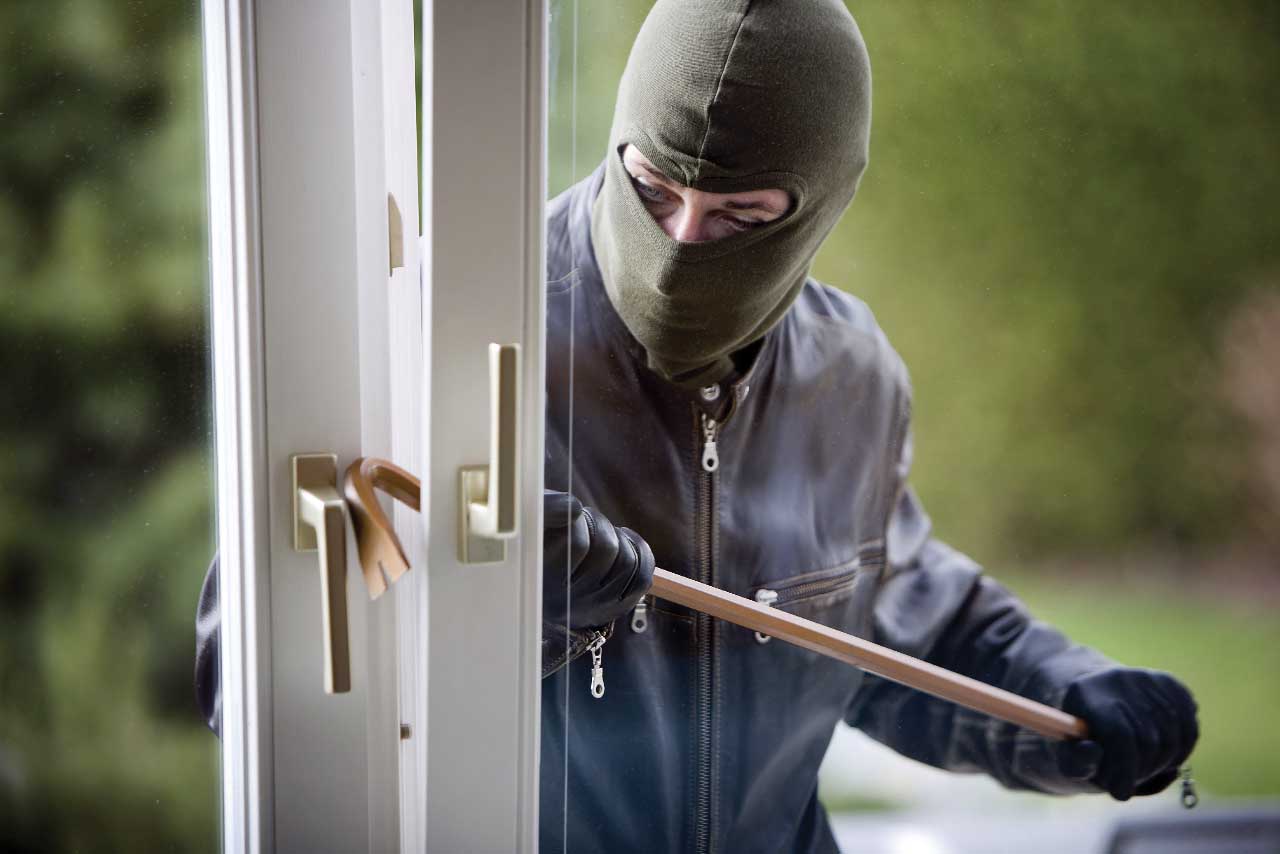 criminalità scasso finestra furto in casa 1