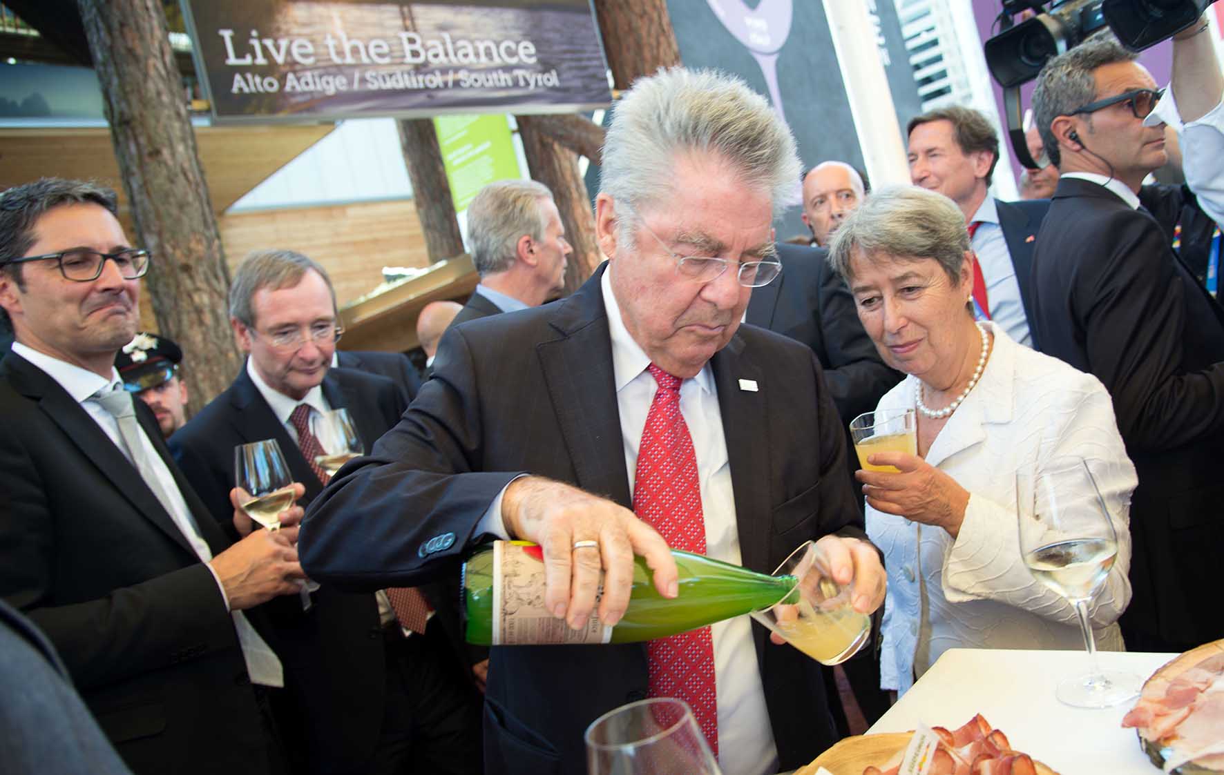 Expo 2015 stand alto adige president erepubblica austria Fischer si serve da bere
