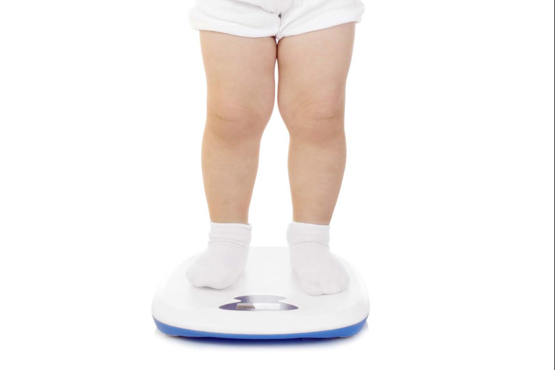 obesità infantile bimbo su bilancia