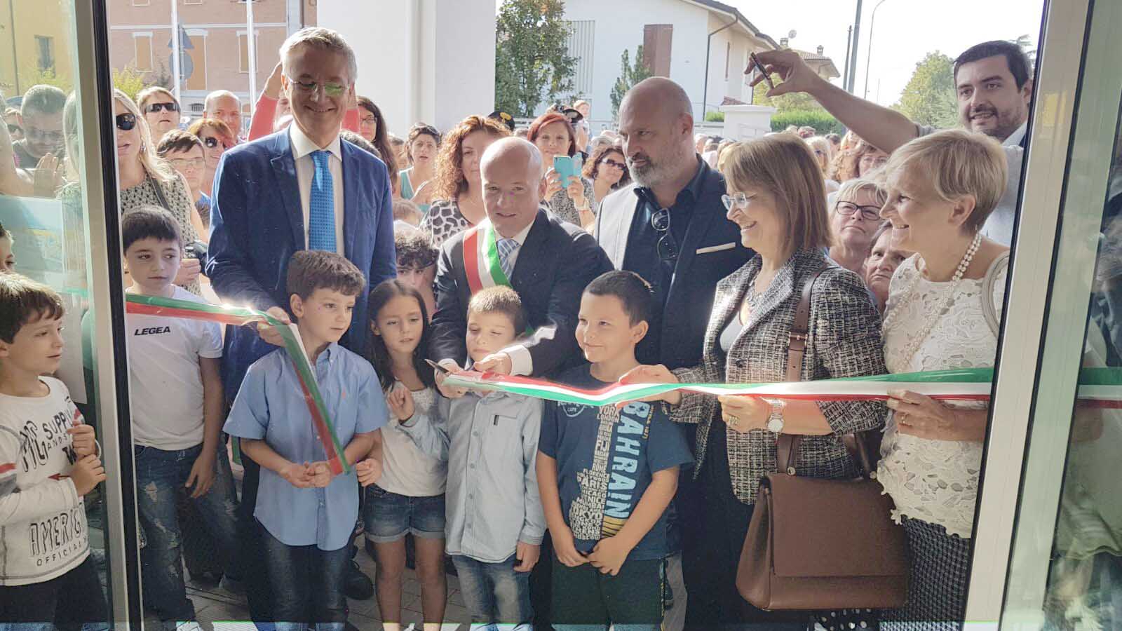 Emilia Romagna piumazzo inaugurazione scuola Stefano Bonaccini con sindaco di Castelfranco Emilia Stefano Reggianini