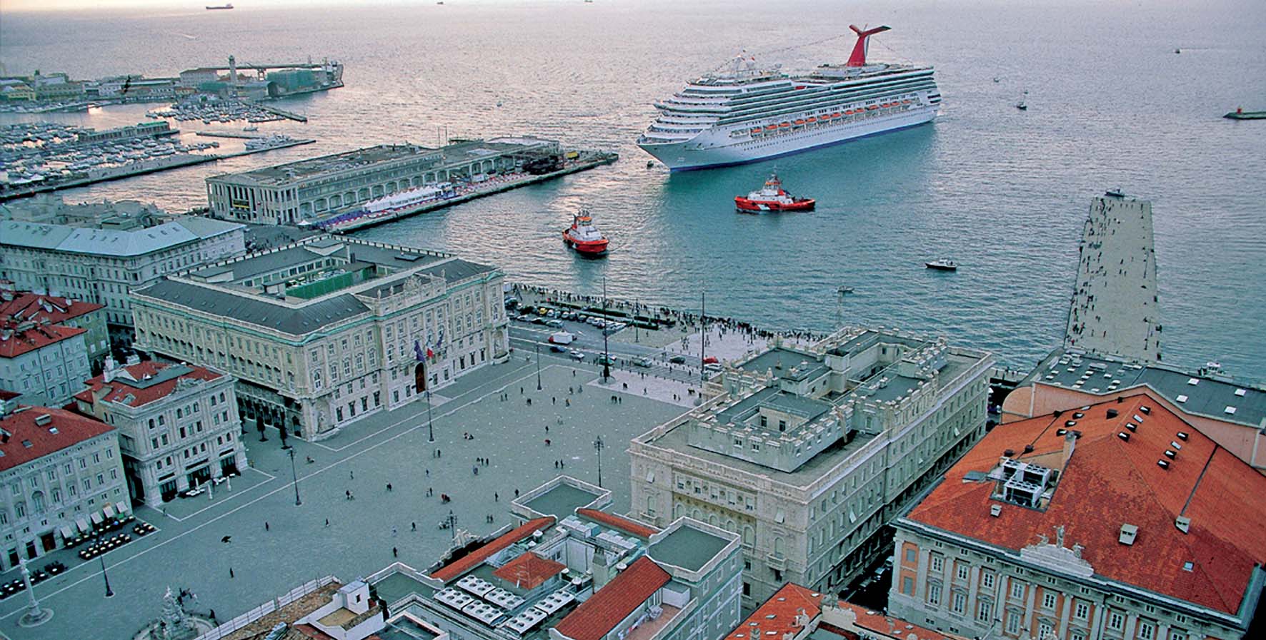 Trieste foto Apt Piazza Unità dItalia porto arrivo traghetto