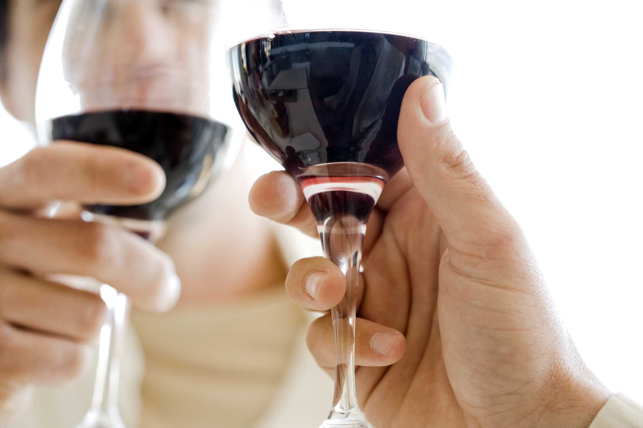 Вино повышает холестерин
