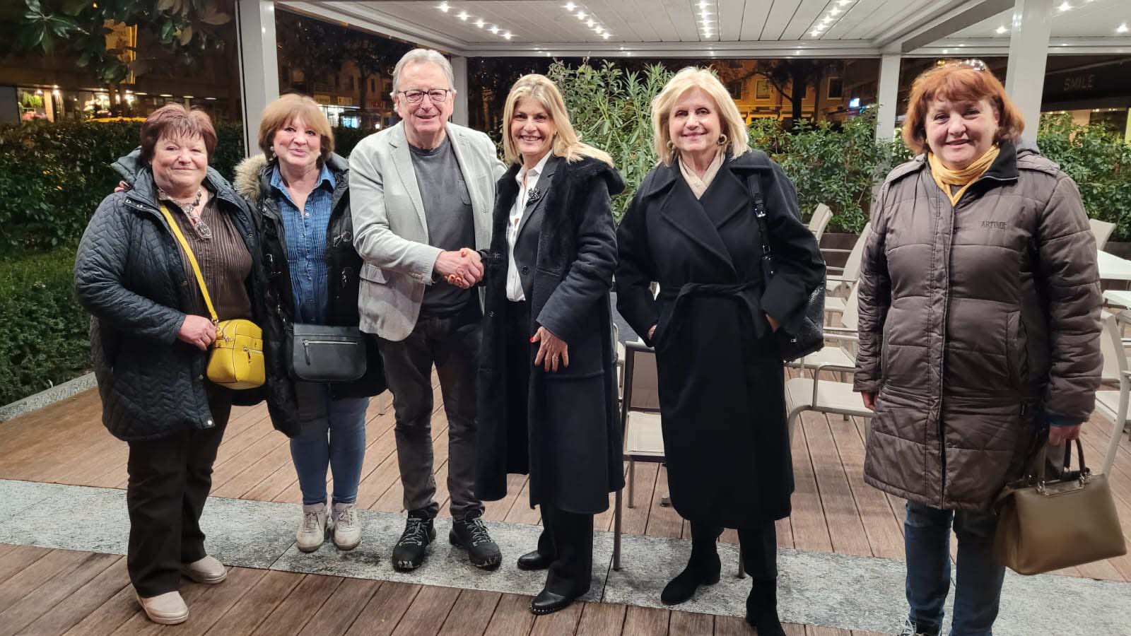 Oscar De Bona stringe la mano alla nuova presidente della Famiglia Bellunese di Ginevra, Alessandra Galli Famiglia Bellunese di Ginevra