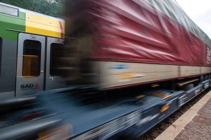 ferrovia incrocio treno merci e passeggeri ferrovia del brennero