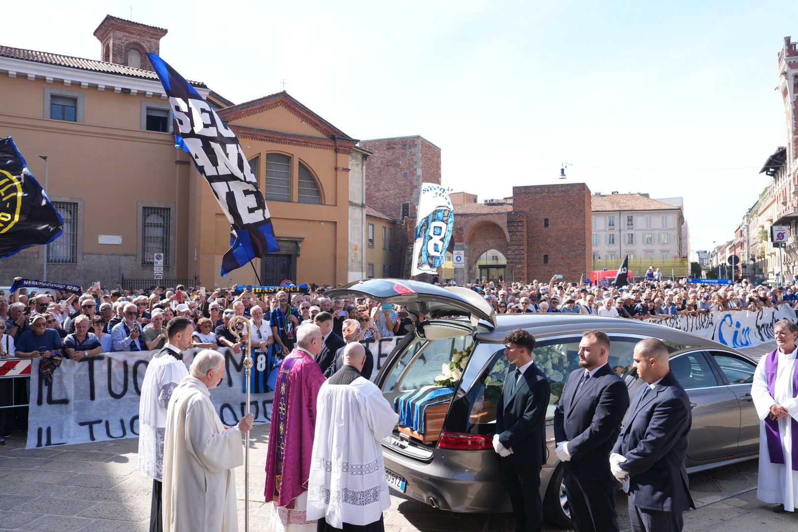 A Milano l’ultimo saluto a Sandro Mazzola davanti centinaia di tifosi. Monsignor Faccendini: “Ha reso onore alla città” / Video