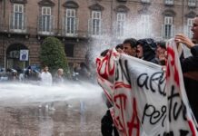 Studenti in piazza in tutta Italia, tensioni a Roma e Torino. Meloni chiede all’opposizione di condannare le violenze